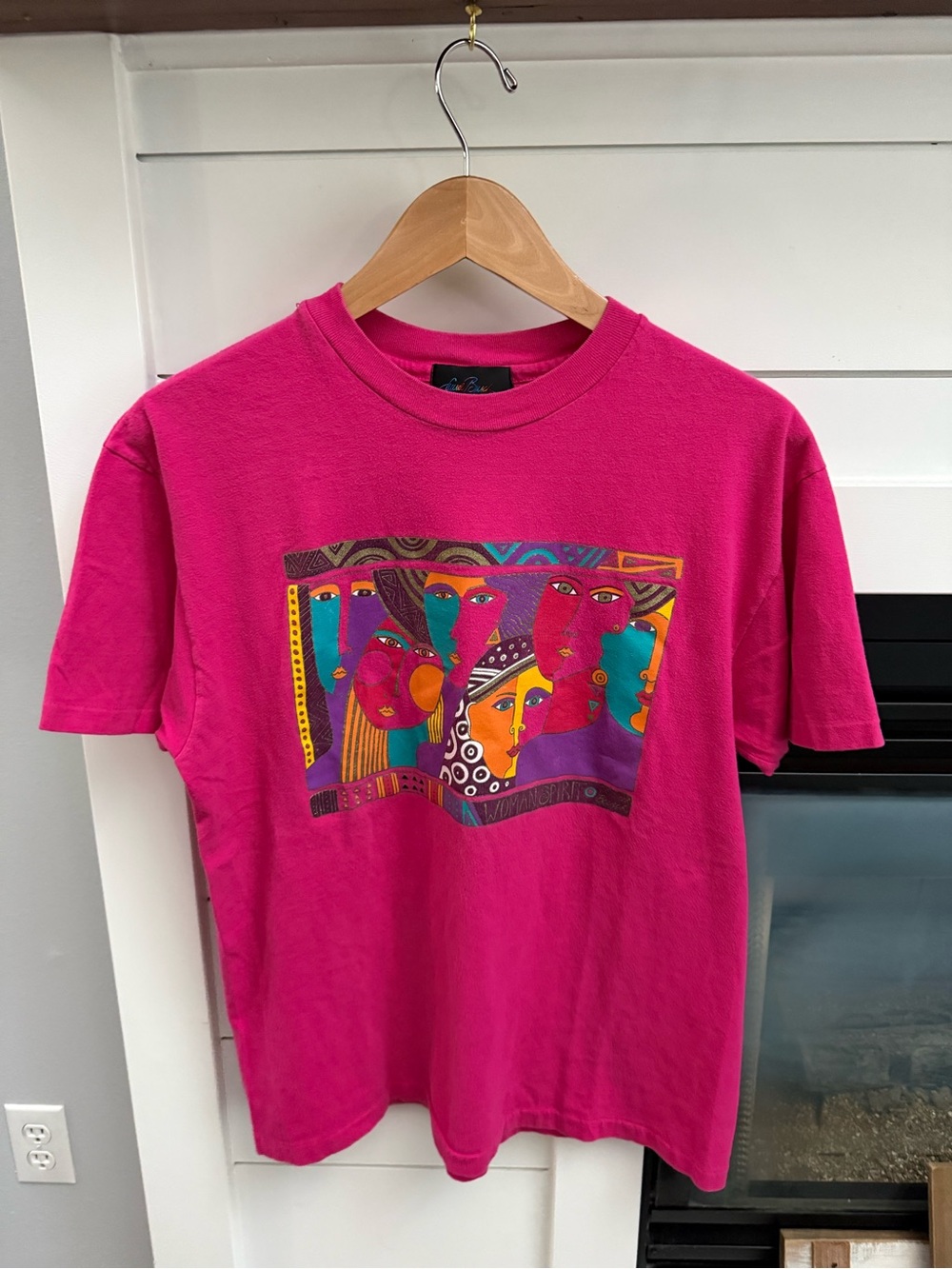 Women’s Vintage Bright Pink Graphic Tee with Multicolor Art 💯 cotton size Med